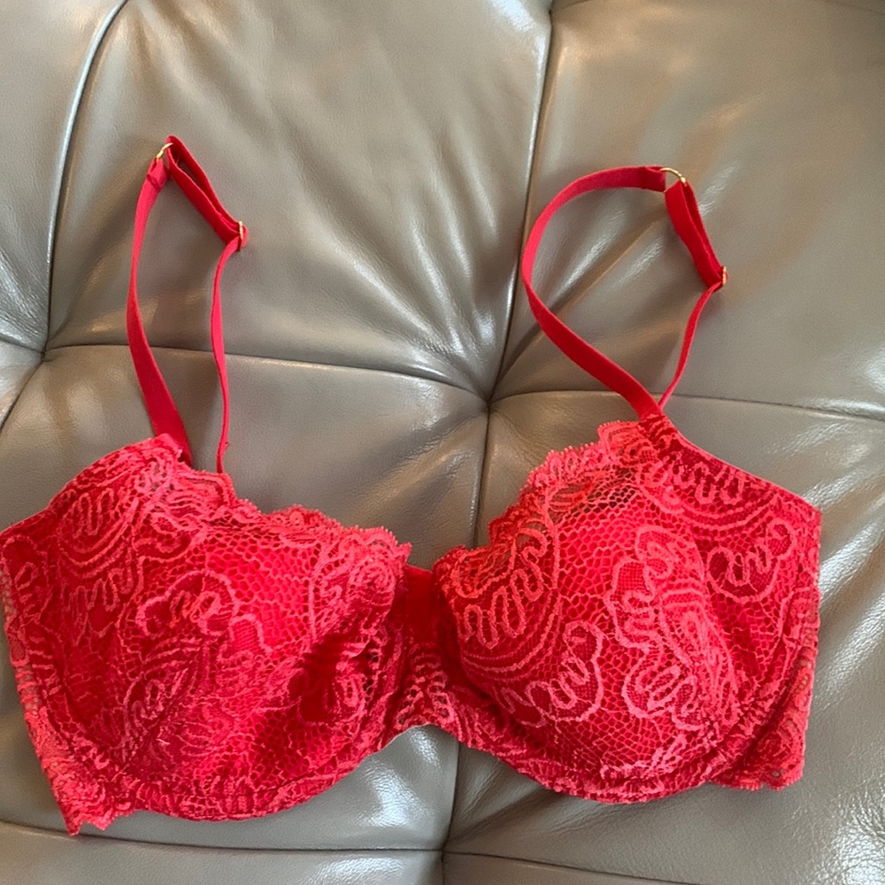 Victoria’s Secret very sexy red lace lined bra 36D